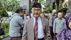 Ketua Majelis Kehormatan Mahkamah Konstitusi (MKMK) Jimly Asshiddiqie saat memasuki Gedung Mahkamah Konstitusi, Jakarta, Senin (30/10/2023). (Liputan6.com/Angga Yuniar)