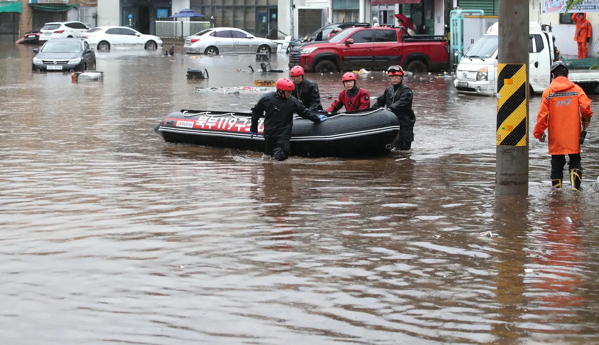 Menurut badan meteorologi setempat mengatakan hujan ekstrem ini terjadi akibat pertemuan udara kering dari barat laut dengan udara panas dan lembap dari selatan yang membentuk awan hujan besar. (YONHAP/AFP)