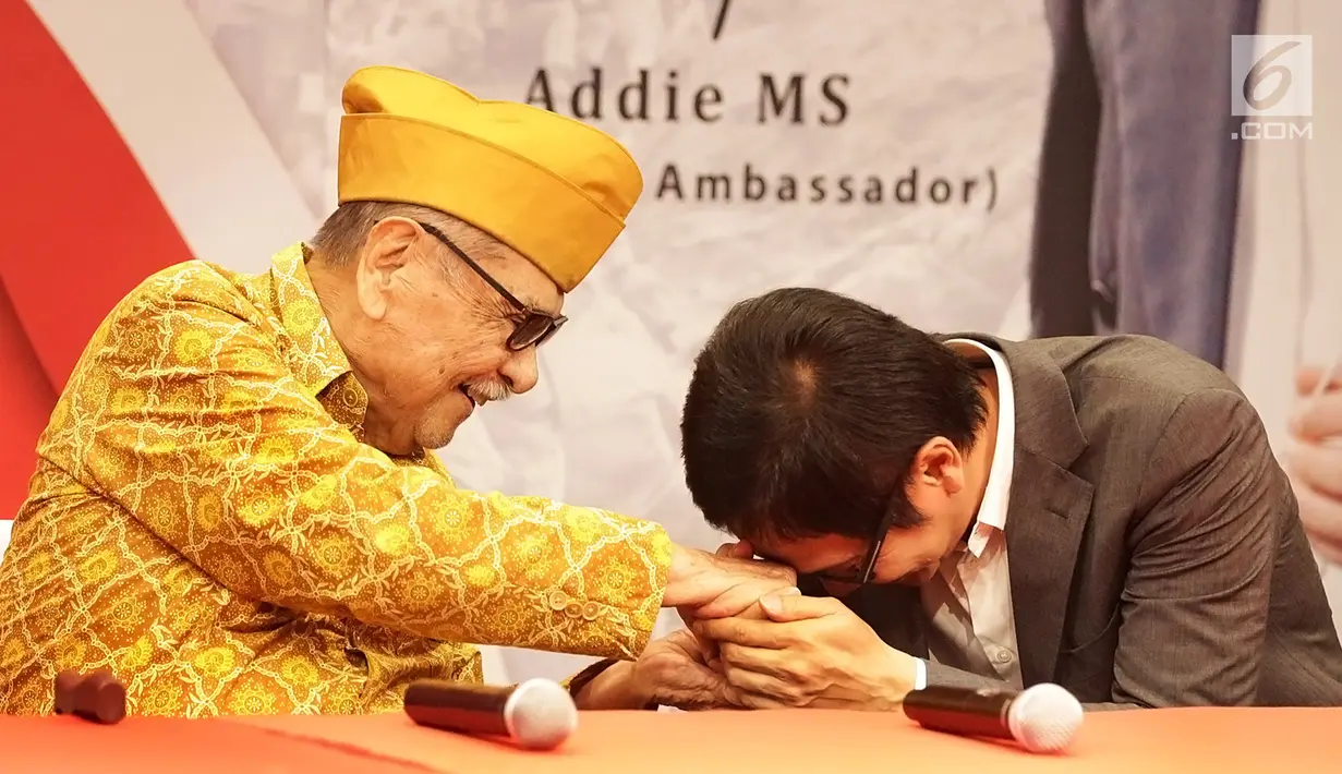 Komposer Addi MS hadir untuk berkumpul bersama Legiun Veteran Republik Indonesia (LVRI) di kawasan Bekasi pada Kamis (1/8/2019). Memperingati Hari Veteran Nasional, Addie MS memberikan donasi kepada para pejuang veteran yang telah berjasa kepada bangsa dan negara. (Fimela.com/ Bambang E Ros)