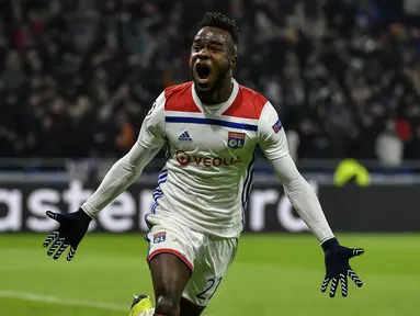 Maxwel Cornet tampil apik usai mencetak dua gol ke gawang Manchester City pada laga lanjutan liga champions yang berlangsung di stadion Parc Olympique Lyonnais, Prancis, Rabu (28/11). Lyon bermain imbang 1-1 kontra Manchester City. (AFP/Jeff Pachoud)