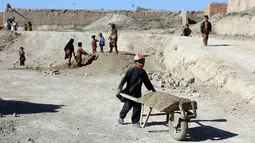 Anak-anak bekerja di sebuah pabrik batu bata di pinggiran Kabul, Afghanistan, Rabu (12/6/2019). Ribuan anak Afghanistan bekerja mencari uang untuk menghidupi keluarga mereka. (AP Photo/Rahmat Gul)