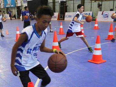 Peserta mengikuti seleksi Jr NBA Indonesia 2017 yang diselenggarakan Frisian Flag di Cilandak Sport Center, Jakarta, Sabtu (26/08). Sebanyak 64 peserta terpilih akan mengikuti National Training Camp. (Liputan6.com/Fery Pradolo)
