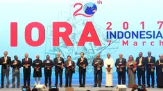 Presiden Joko Widodo (Jokowi) bersama sejumlah pimpinan membuka KTT IORA ke-20 Tahun 2017 di Jakarta Convention Centre, Senayan, Jakarta, Selasa (7/3). Pembukaan ditandai dengan pemukulan alat musik Papua, yaitu Tifa. (Liputan6.com/Angga Yuniar)