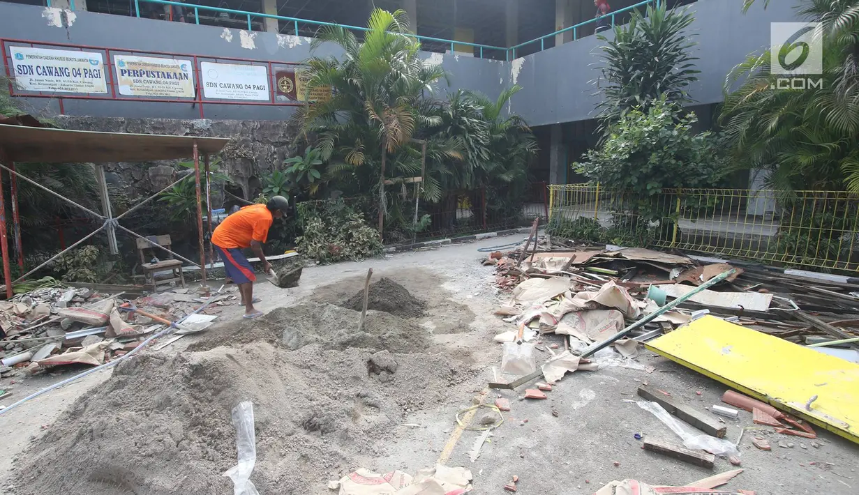 Pekerja menyelesaikan pengerjaan rehabilitasi SDN Cawang 04 di Jakarta, Kamis (23/11). Rehabilitasi berat 119 sekolah tersebut menggunakan APBD 2017 yang dianggarkan Suku Dinas Pendidikan masing-masing wilayah. (Liputan6.com/Immanuel Antonius)