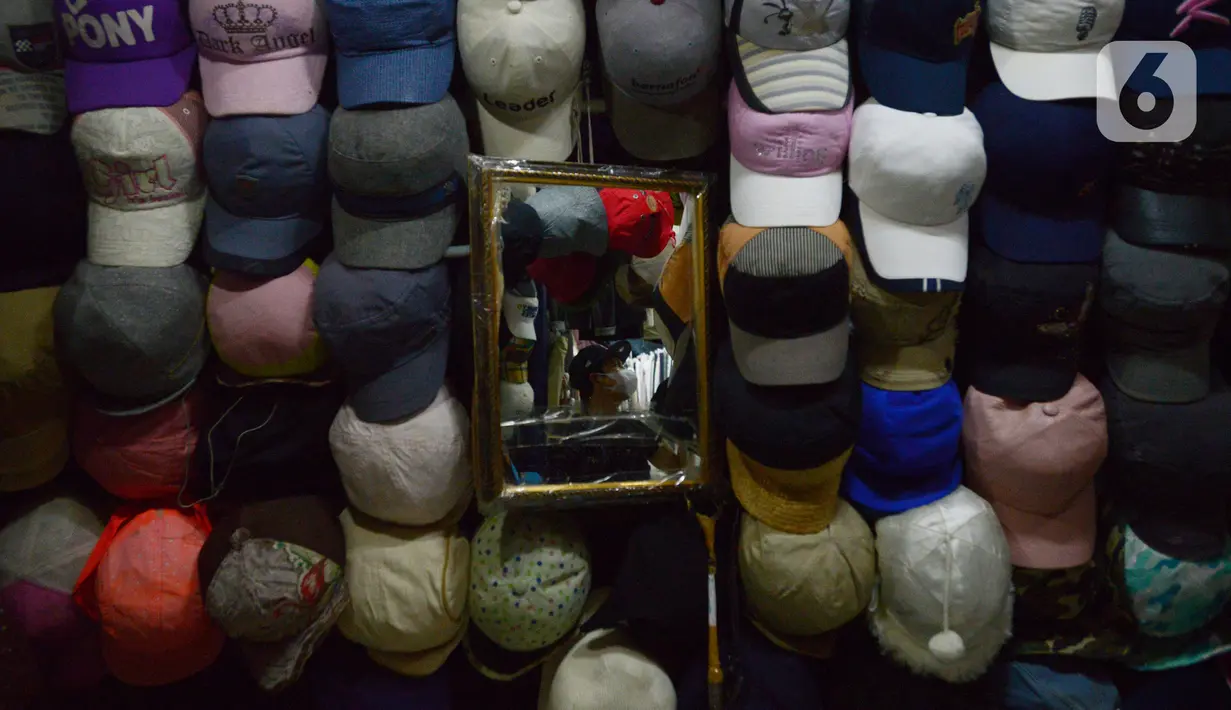 Seorang pria memilih pakaian bekas (Thrifting) di pasar Proyek Senen, Jakarta, Selasa (12/10/2021). Thrifting atau membeli barang bekas layak pakai guna menghemat pengeluaran. (merdeka.com/Imam Buhori)