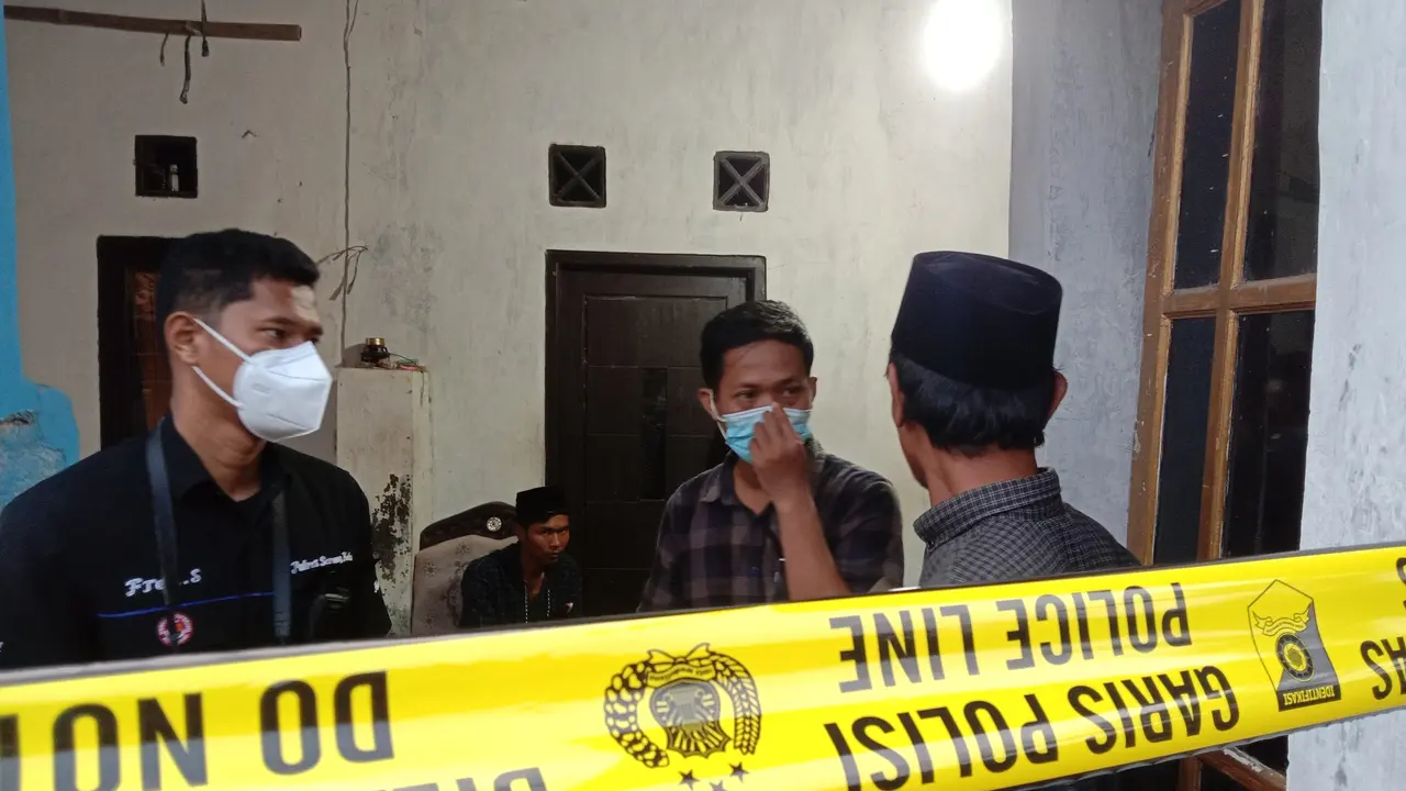 Rumah Kakek Asni Sudah Di Pasangi Garis Polisi. (Selasa, 31/08/2021). (Liputan6.com/Yandhi Deslatama).