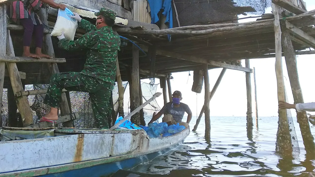 Penyaluran sembako yang dilakukan kepada warga Suku Bajo Konawe ditengah pandemi Covid-19, Senin (20/4/2020).(Liputan6.com/Ahmad Akbar Fua)
