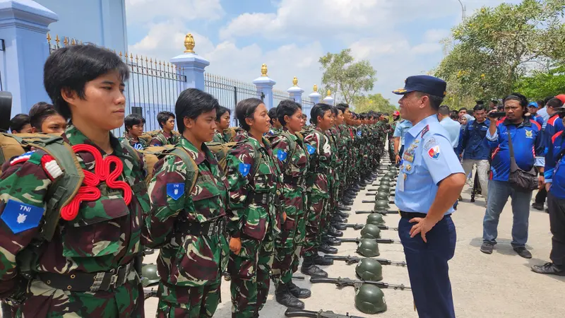 Sejumlah siswa Skadik 404 Wingdik 400/Matukjur Lanud Adi Soemarmo, mengikuti salah satu pendidikan polisi militer di Lanud Adi Soemarmo, Boyolali, Jawa Tengah. (Liputan6.com/Dicky Agung Prihanto)