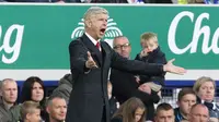 Pelatih Arsenal, Arsene Wenger, memberikan instruksi kepada timnya saat berlaga kontra Everton dalam laga lanjutan Liga Primer Inggris di Stadion Goodison Park, (24/8/2014). (AFP PHOTO/Lindsey Parnaby)