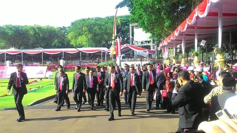 Jokowi menyambangi tamu undangan upacara HUT RI