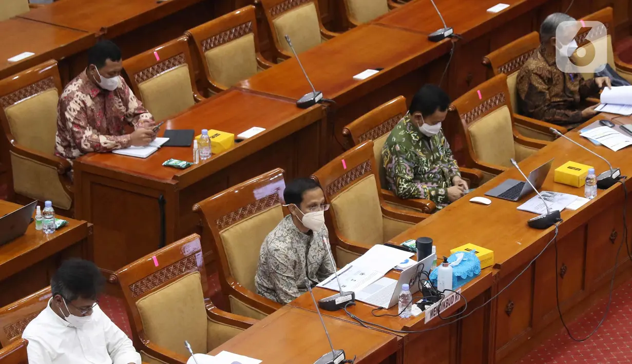 Menteri Pendidikan Nadiem Makarim saat rapat dengan Komisi X DPR, di Senayan, Jakarta, Kamis (18/3/2021). Dalam rapat teresebut membahas persiapan pembelajaran tatap muka kembali dan penerimaan mahasiswa baru 2021. (Liputan6.com/Angga Yuniar)