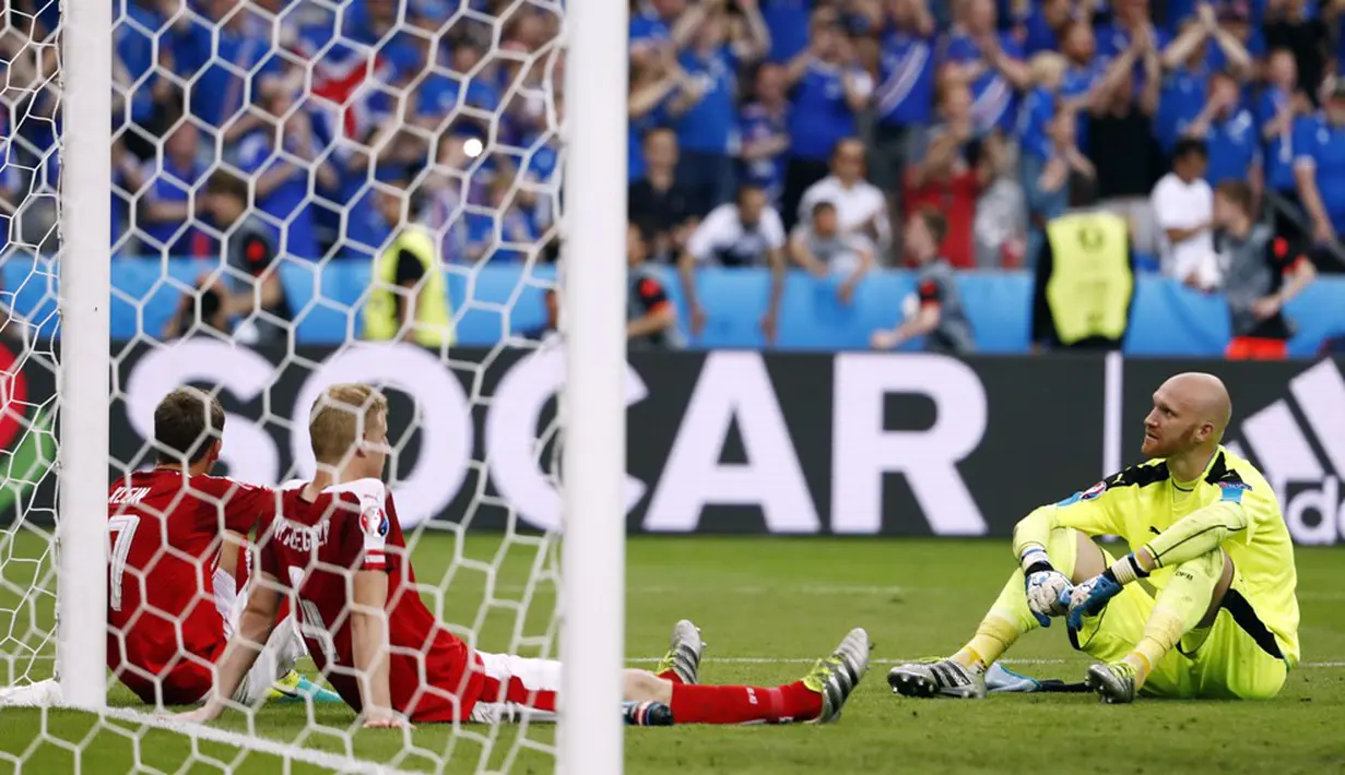 Kesedihan kiper Austria, Robert Almer, setelah timnya kalah dari Islandia pada laga terakhir Grup F Piala Eropa 2016 di Stade de France, Paris, Rabu (23/6/2016). (AFP/Odd Andersen)