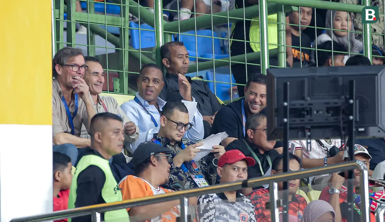 Pelatih kepala Timnas Indonesia, Patrick Kluivert (tengah) bersama asisten pelatih Alex Pastoor (kiri), Gerald Vanenburg (kedua kiri), dan Denny Lanzaat menyaksikan laga Persija Jakarta melawan PSBS Biak dalam laga lanjutan BRI Liga 1 2024/2025 di Stadion Patriot Candrabhaga, Bekasi, Minggu (02/02/2025). (Bola.com/Bagaskara Lazuardi)