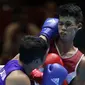 Petinju Indonesia, Grece Simangunsong (kanan) mendapat pukulan petinju Jepang, Hiroaki Kinjo pada semifinal Test Event Asian Games 2018 kelas Welter di Kemayoran, Jakarta (14/2/2018). Simangunsong menang dengan skor 3-2. (Bola.com/Nick Hanoatubun)