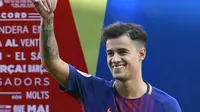 Philippe Coutinho saat menyapa fans pada sesi perkenalan di Camp Nou stadium, Barcelona, Spain, (8/01/2018). Coutinho bergabung dengan Barcelona dari Liverpool dengan nilai transfer sebesar 160 juta euro. (AFP/Lluis Gene)