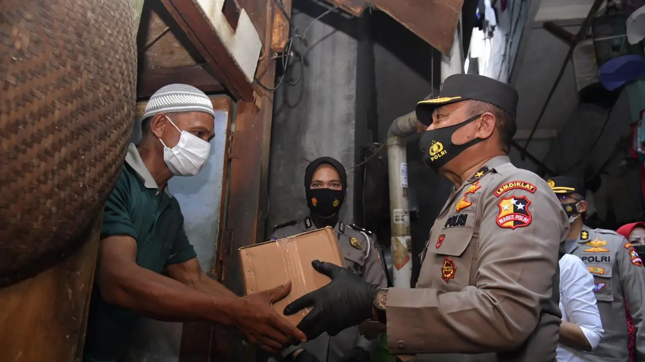 Polri memberikan bantuan sosial bagi warga di Kecamatan Tambora, Jakarta Barat. (Istimewa)