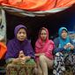 Idawati (43) bersama warga desa Tapuwatu, Kecamatan Asera, Konawe Utara di tenda pengungsian.(Liputan6.com/Ahmad Akbar Fua)