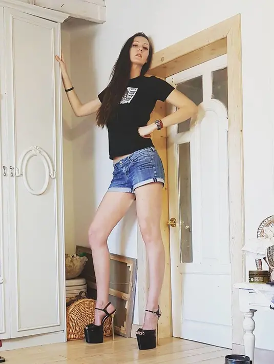 Model asal Rusia, Ekaterina Lisina berpose saat sesi pemotretan. Hampir semua bagian tubuhnya berukuran lebih besar, termasuk sepatu. Ukuran sepatu Ekaterina ini nomor 47. (Instagram/ekaterina_lisina15)