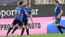 Bek Atalanta, Robin Gosens (kedua kiri) berselebrasi dengan rekannya usai mencetak gol ke gawang Napoli pada pertandingan lanjutan Liga Serie A Italia di Stadion Bergamo, Italia (2/7/2020). Atalanta menang 2-0 atas Napoli. (Giuseppe Zanardelli/LaPresse via AP)