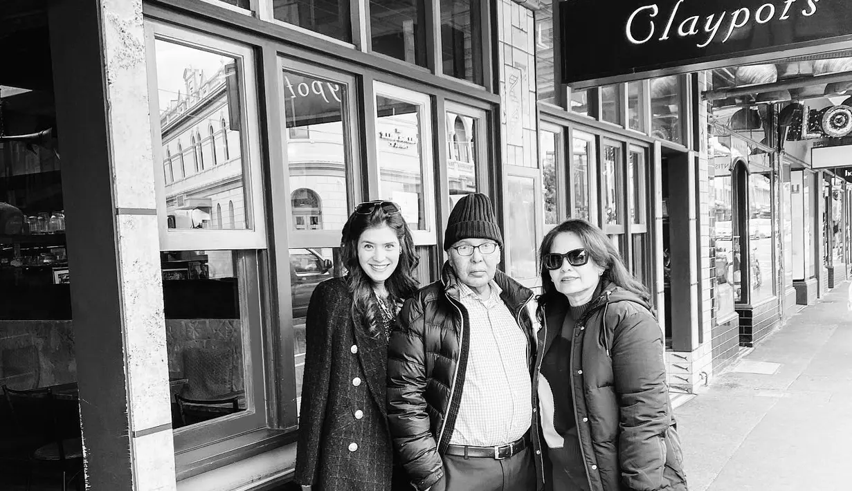 Carissa Puteri mengunggah foto bersama ayah mertua dalam format hitam putih yang menandakan duka cita. (Foto: Instagram/ carissa_puteri)