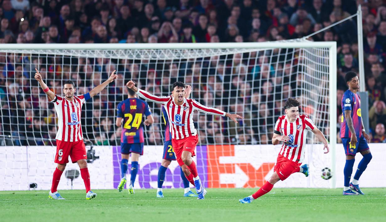 Pemain Atletico Madrid, Julian Alvarez, melakukan selebrasi setelah mencetak gol ke gawang Barcelona pada leg pertama perempat final Liga Champions 2025/2026 di Stadion Camp Nou, Kamis (9/4/2026). (AFP/Josep Lago)