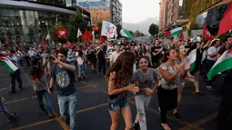 Suasana unjuk rasa warga Palestina memprotes kebijakan Presiden AS, Donald Trump soal Yerusalem sebagai ibu kota Israel di luar Kedubes AS di Santiago, Chile, (11/12). (AP Photo / Luis Hidalgo)