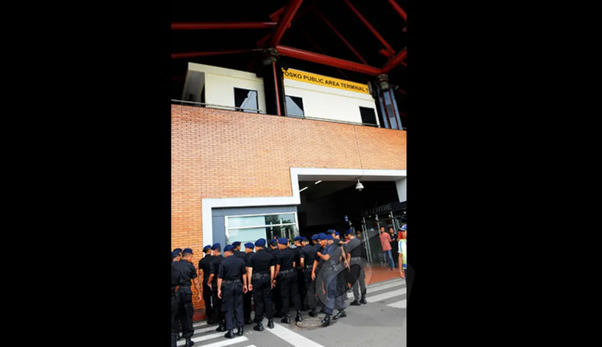 Ratusan calon penumpang Lion Air terlantar di Terminal 1B Bandara Soekarno Hatta. Sejumlah aparat kepolisian saat berjaga di terminal 1B Bandara Soekarno Hatta,  Tengerang. Kamis (20/2/2015). (Liputan6.com/Faisal R Syam)