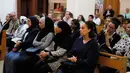 Umat muslim bersama umat Katolik menghadiri misa di gereja Saint-Leu – Saint-Gilles Bagnolet's, di Prancis, Minggu (31/7). Muslim di penjuru Prancis menghadiri misa sebagai solidaritas atas pembunuhan seorang pastor oleh militan Islam. (Thomas Samson/AFP)