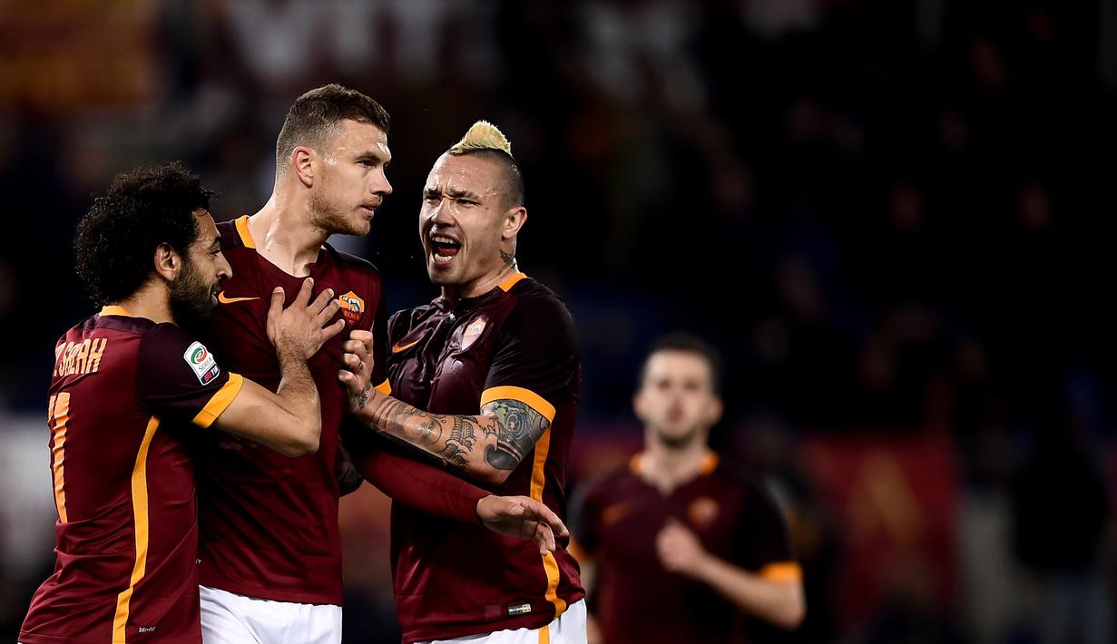 Pemain AS Roma menyambut gol yang dicetak Edin Dzeko ke gawang Palermo dalam lanjutan Serie A Italia di Stadion Olimpico, Roma, Senin (22/2/2016) dini hari WIB. (AFP/Filippo Monteforte)