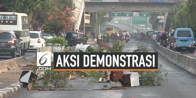 VIDEO: Sisa Demonstrasi, Puluhan Pot Rusak Berserakan di Tengah Jalan