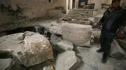 Museum Mosul terlihat rusak parah, Suriah, Senin (13/3). Museum yang didirikan pada 1952 tersebut kini hanya menyimpan puing-puing. (AFP PHOTO/AHMAD AL-RUBAYE)