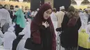 Dalam unggahan Instagramnya, Ayu Ting Ting mengenakan gamis berwarna merah tua serta hijabnya saat berpose di depan Ka'bah, di mana Ia menuliskan "My Baitullah" sebagai caption fotonya.  (Liputan6.com/Instagram/@ayutingting92)