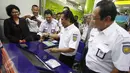 Didi Kempot bersama Dirut PT KAI Edi Sukmoro menyapa calon penumpang di Stasiun Gambir, Jakarta, Kamis (9/3). Didi Kempot bertugas membantu menyosialisasikan produk, layanan, dan kebijakan PT KAI kepada masyarakat. (Liputan6.com/Immanuel Antonius)