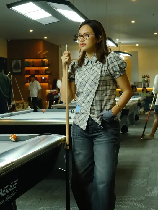 Sedangkan Indah tampil kasual mengenakan atasan lengan pendek puff motif tartan dipadukan celana denim panjang. Melengkapi tampilannya dengan kacamata micro. [@indahpermatas]