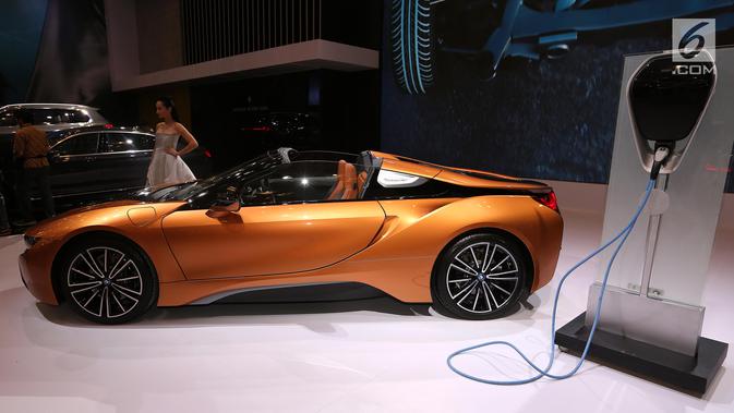 Model bersanding di mobil BMW i8 Roadster diluncurkan pada Gaikindo Indonesia International Auto Show (GIIAS) 2018 di ICE BSD City, Tangerang, Kamis (2/8). BMW i8 Roadster menggunakan atap berbahan soft-top. (Liputan6.com/Fery Pradolo)