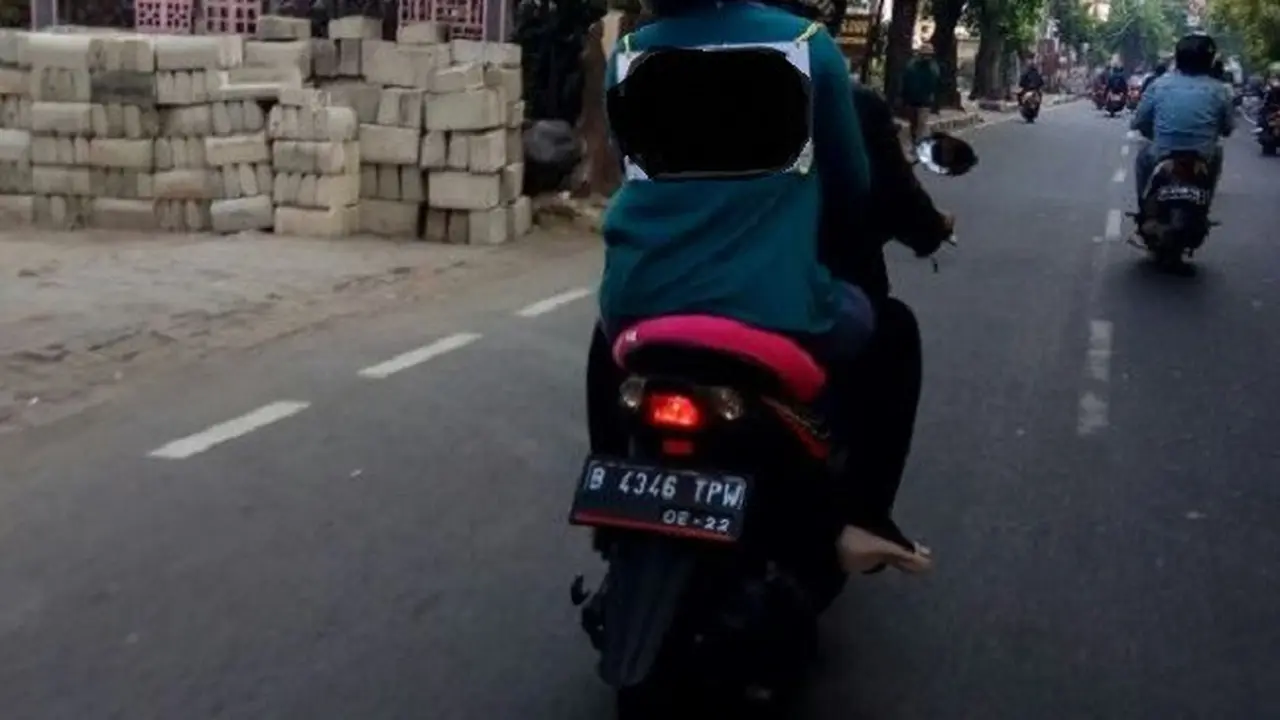 [Bintang] Bonceng Istri Lagi Hamil, Lihat Apa yang Dilakukan oleh Bapak Ini