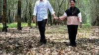 Presiden Joko Widodo dan Iriana menikmati waktu di hutan karet Banyuasin. (dok. Sekretariat Kabinet/https://www.instagram.com/p/BuyXCaKgQi_/Dinny Mutiah)