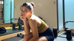 Pemain film Inang itu rupanya kerap menjajal berbagai olahraga. Bahkan Naysila berolaraga di tempat gym. Tak heran jika dirinya kini dipuji punya body goals oleh penggemarnya.(Liputan6.com/IG/@naymirdad)