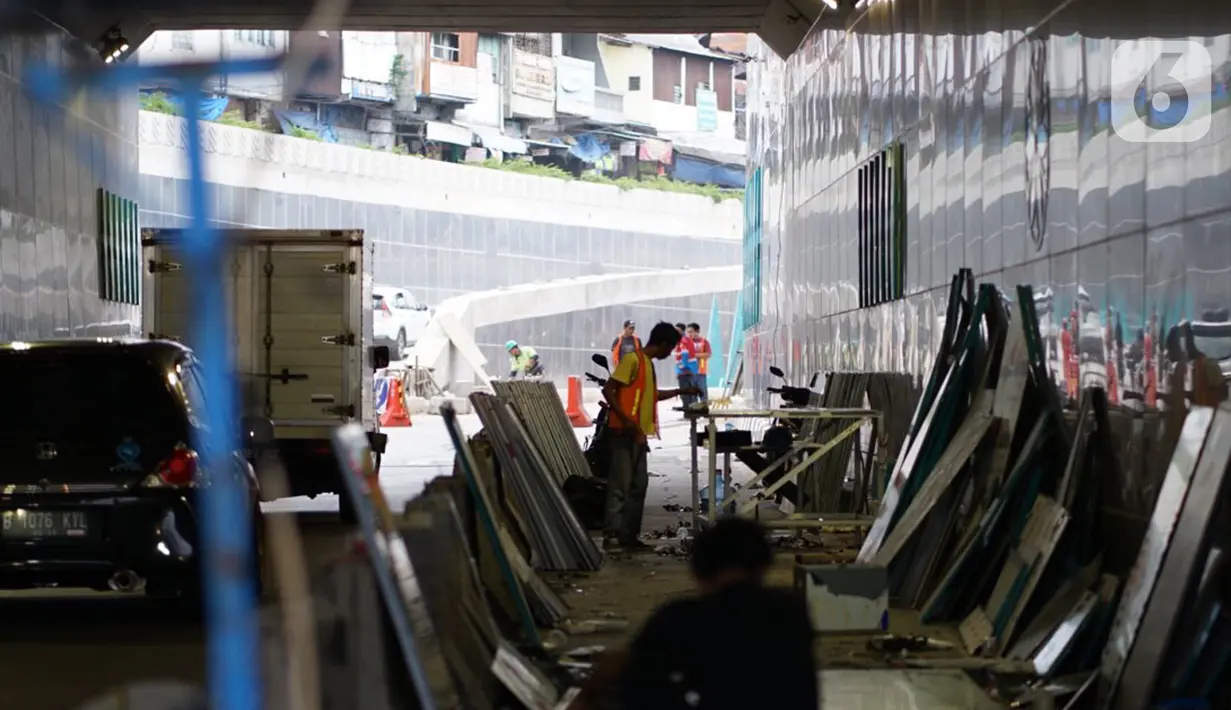 Suasana pembangunan Underpass Senen Extension di Jakarta, Selasa (19/10/2020). Pembangunan Underpass Senen Extension atau lintas bawah lanjutan Senen ini ditargetkan dapat mulai uji coba pada akhir November 2020 mendatang. (Liputan6.com/Immanuel Antonius)