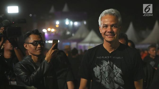 Gubernur Jawa Tengah, Ganjar Pranowo tiba untuk menonton Jogjarockarta 2018 di Stadion Kridosono Yogyakarta (27/10). Ganjar tampil seperti anak metal lainnya dengan pakaian hitam dan celana jeans. (Fimela.com/Bambang E.Ros)