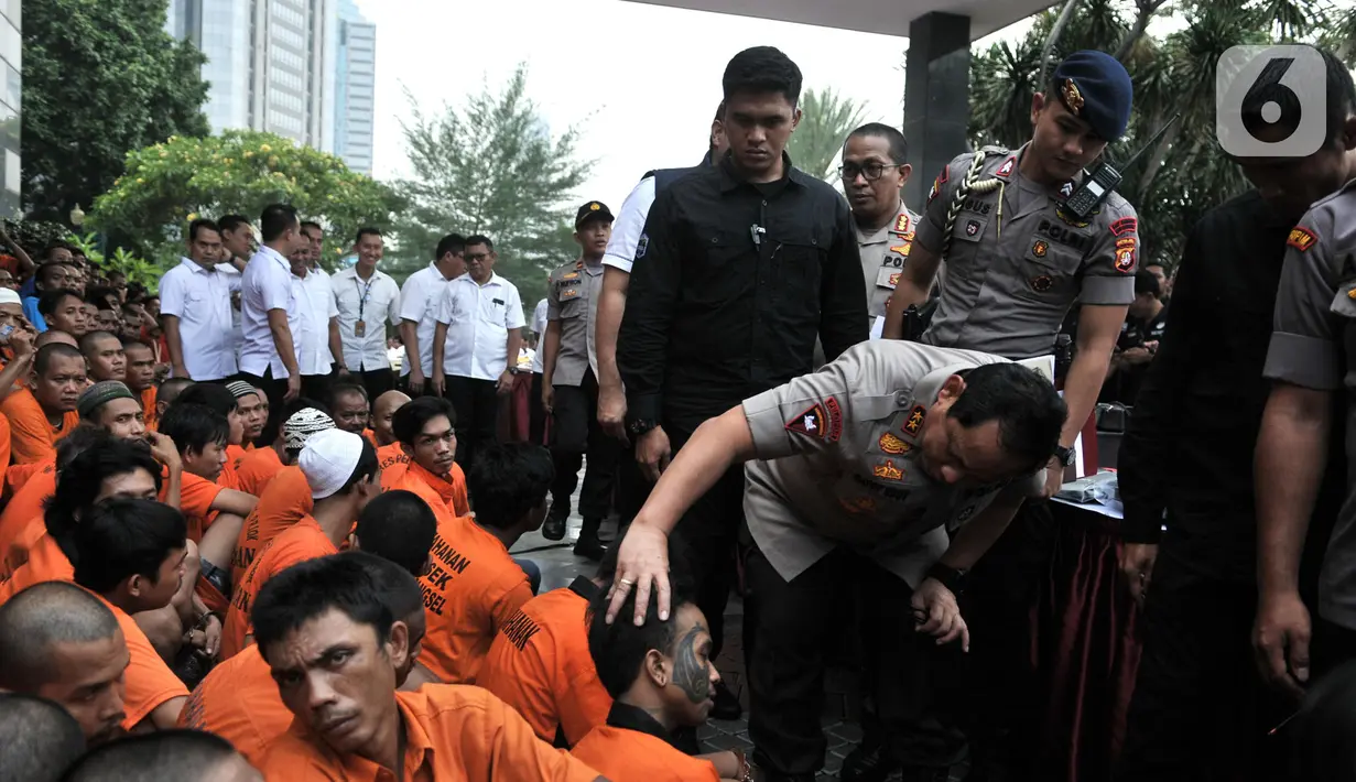 Kapolda Metro Jaya Irjen Pol Gatot Eddy Pramono memeriksa salah satu tersangka saat rilis hasil Operasi Sikat Jaya 2019 di Mapolda Metro Jaya, Jakarta, Senin (25/11/2019). Pelaku kejahatan tersebut ditangkap dari berbagai kasus. (merdeka.com/Iqbal Nugroho)