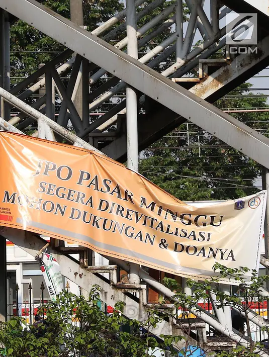 Spanduk revitalisasi Jembatan Penyeberangan Orang (JPO) Pasar Minggu terlihat di Jakarta, Kamis (4/4). Dampak dari proses penurunan JPO yang ambruk beberapa tahun lalu tersebut adalah pengalihan arus lalu lintas di sekitar lokasi. (Liputan6.com/Immanuel Antonius)