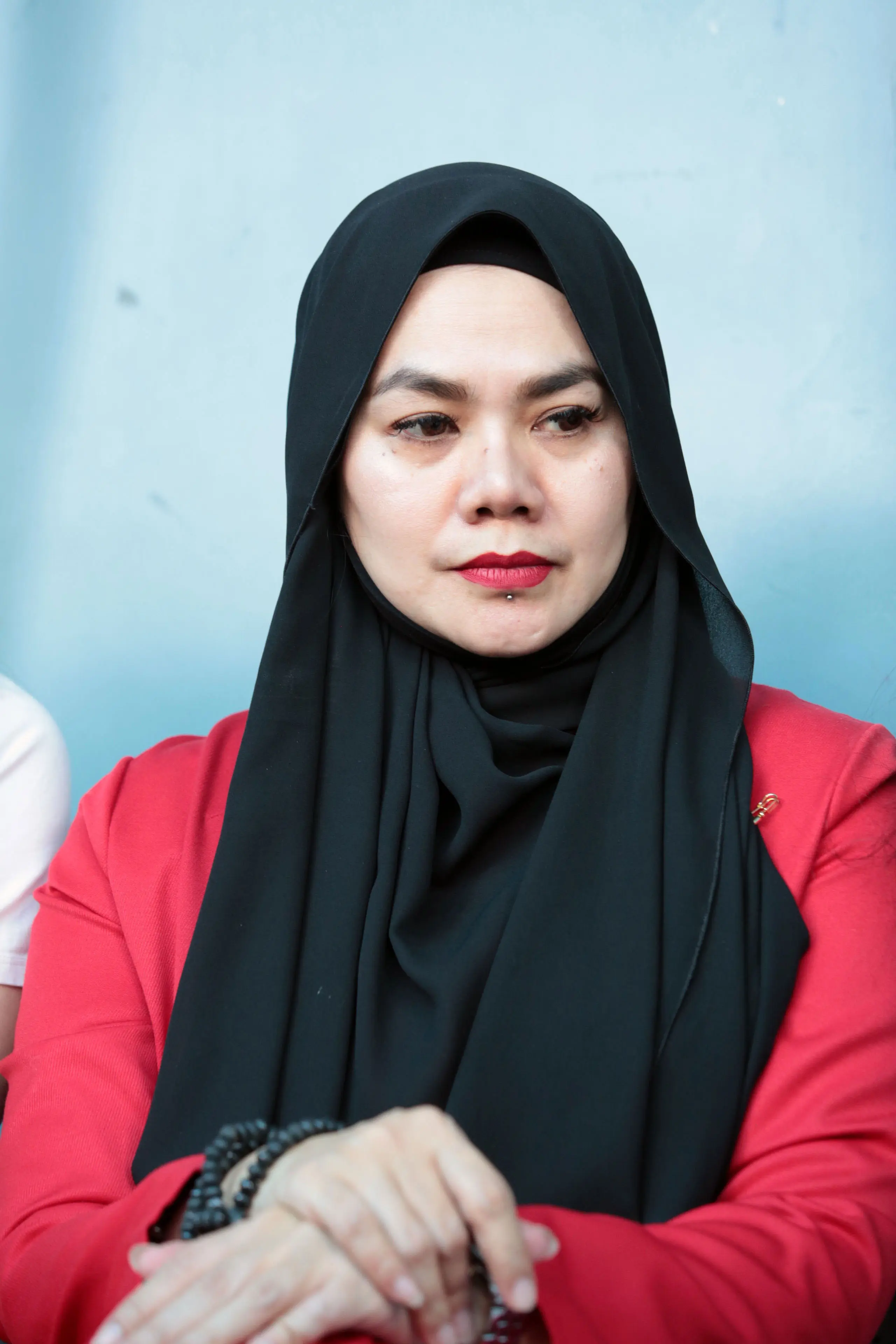 Belum lama ini, Sarita dikabarkan telah mengurungkan niatnya untuk bercerai dengan sang suami. Dengan alasan fokus, Sarita menunda sementara gugatan cerai. Hal itu dikatakan kuasa hukumnya. (Adrian Putra/Bintang.com)