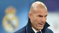 Pelatih Real Madrid, Zinedine Zidane, pada sesi konferensi pers, beberapa waktu lalu. Zidane mengaku tak ingin bersua Leicester City pada perempatfinal Liga Champions musim ini.  (UEFA.com)