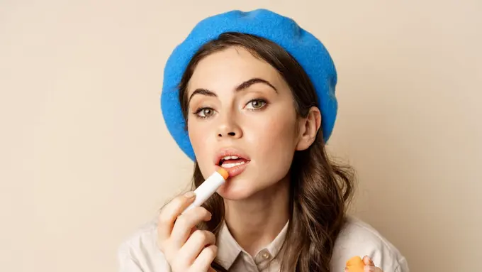 Mengenal Trend Pool Lips, Sentuhan Segar Lip Gloss Biru yang Lagi Hits (photo by freepik.com)