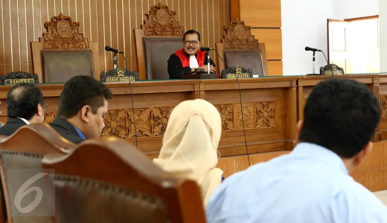 Hakim tunggal I Wayan Karya memimpin sidang praperadilan yang diajukan mantan Ketua DPD RI Irman Gusman di Pengadilan Negeri Jakarta Selatan, Selasa (25/10). Irman menggugat penangkapan dan penetapan tersangka dirinya oleh KPK. (Liputan6.com/Helmi Afandi)