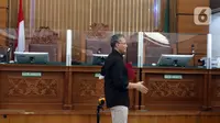 Terdakwa kasus merintangi penyidikan atau "obstruction of justice" pembunuhan berencana terhadap Nofriansyah Yosua Hutabarat atau Brigadir J, Agus Nurpatria bersiap menjalani sidang lanjutan di PN Jakarta Selatan, Kamis (1/12/2022). Sidang lanjutan kasus pembunuhan berencana terhadap Brigadir J tersebut kembali digelar dengan agenda pemeriksaan enam saksi yang dihadirkan oleh jaksa penuntut umum. (Liputan6.com/Johan Tallo)