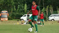 Pemain baru Persebaya Surabaya, Arif Satria, mengontrol bola saat latihan di Lapangan Yogyakarta Independent School, Sleman, Kamis (23/1). Latihan ini persiapan jelang Liga 1 Indonesia 2020. (Bola.com/Aditya Wany)