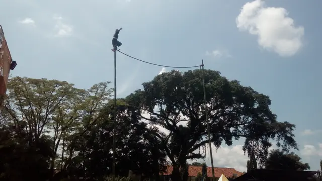 Aksi berdiri di atas sebuah bambu yang diperagakan pemain Lais asal Garut