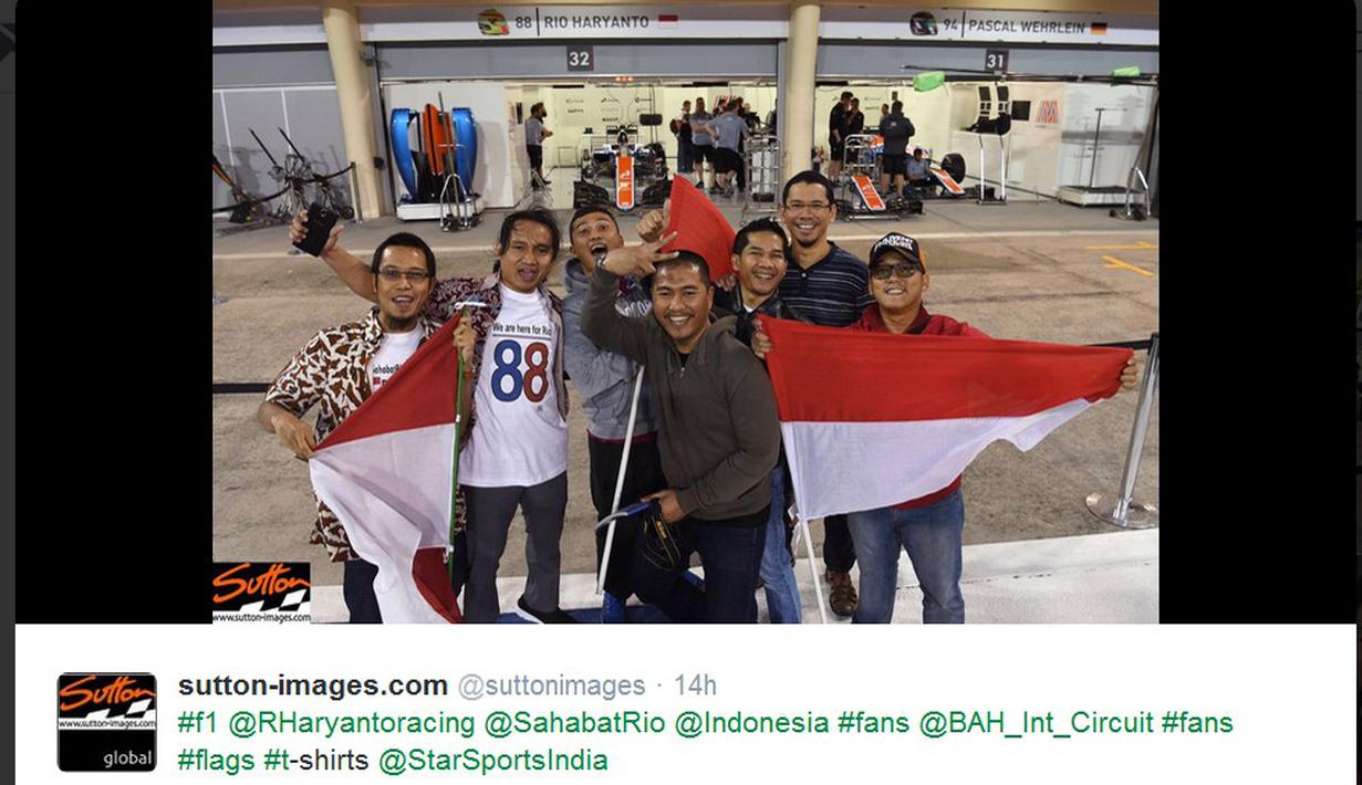 Warga Indonesia di Bahrain memberikan dukungan langsung kepada Rio Haryanto di depan paddock Manor Racing di Sirkuit Internasional Sakhir, Bahrain, Kamis (31/3/2016). (Bola.com/Twitter)